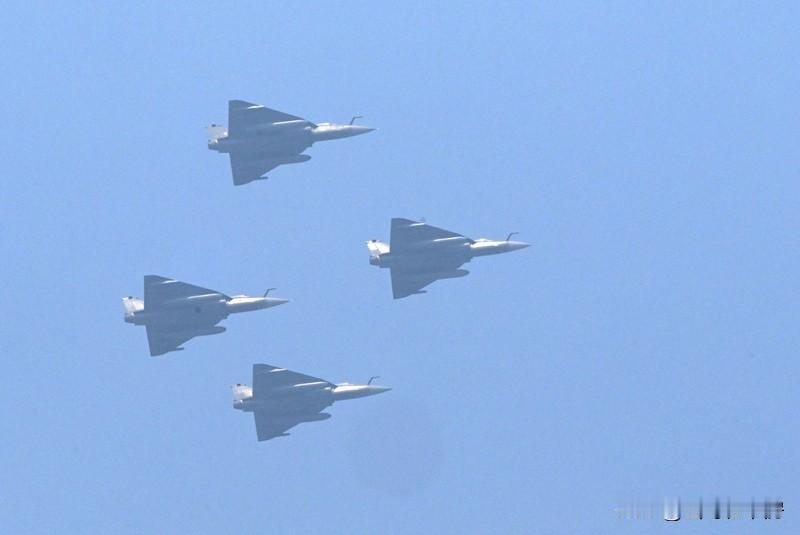 2025年迪拜航展收官日，印度“光辉”战机又摔了，这可是它服役以来第二摔，还是首