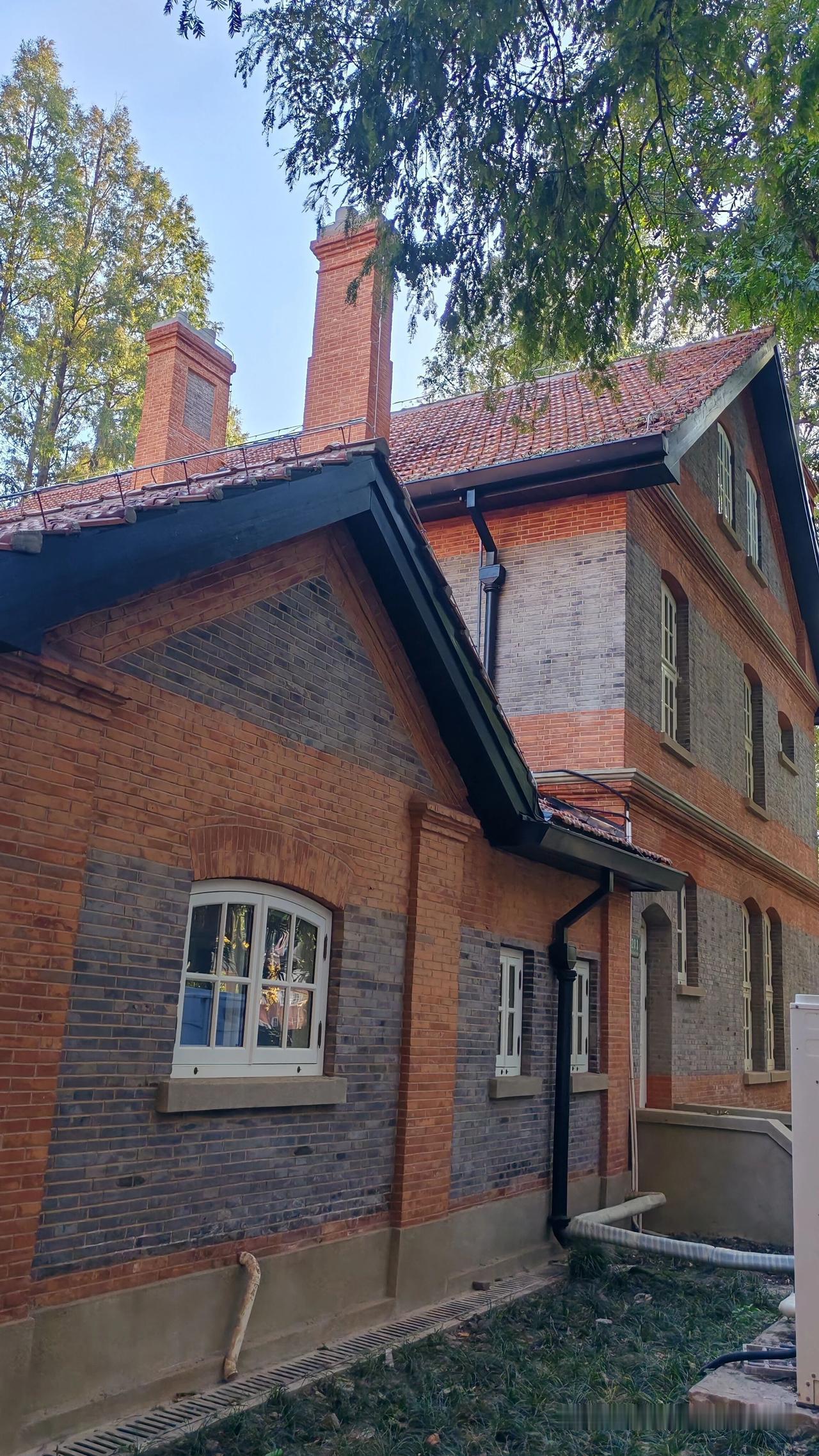 上海理工大学军工校区，藏在沪江大学旧址的红砖灰瓦里，百年梧桐与哥特式尖顶相映，秋