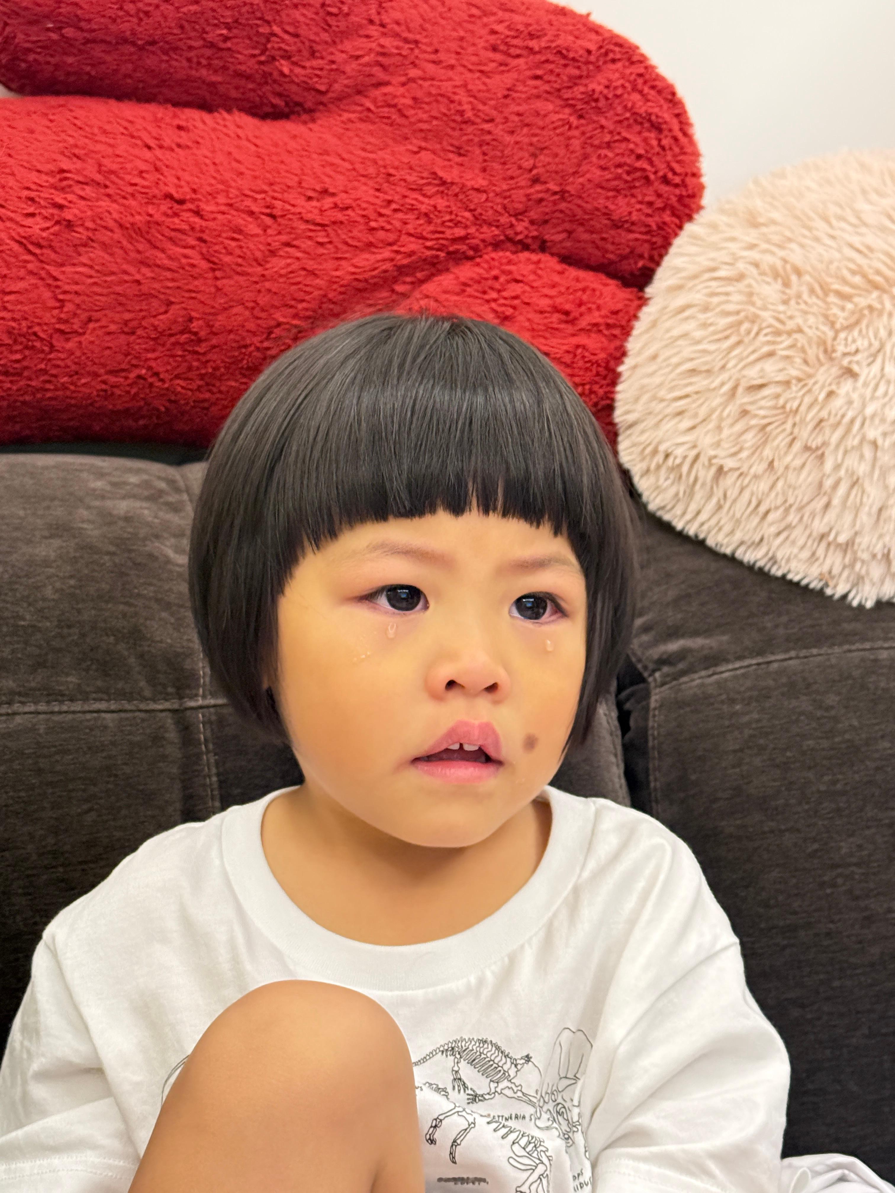球宝挖了坨鼻屎正要吃，我眼疾手快抢下来了。球说就要吃！！！但我找不到了还好这时候