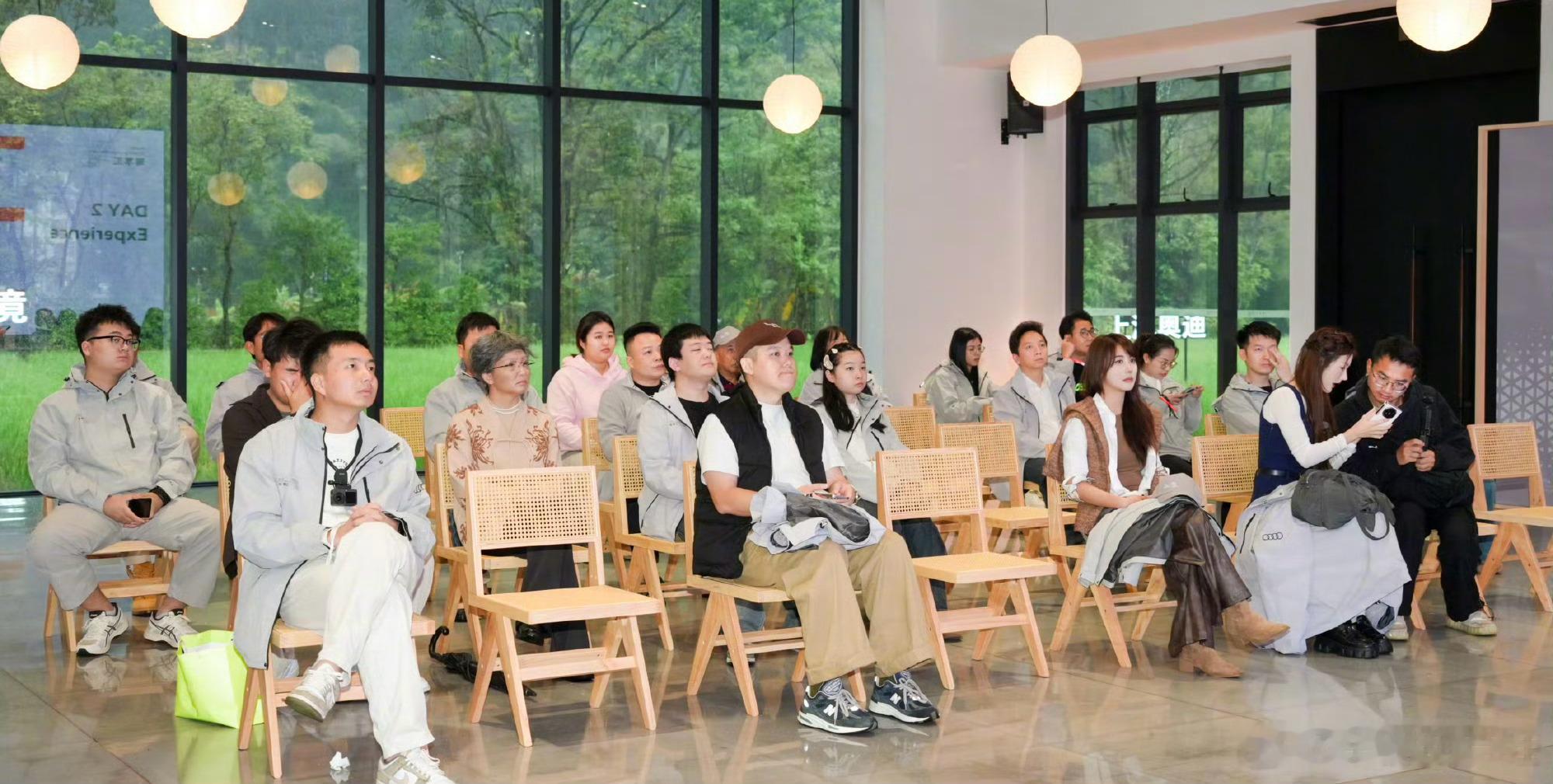 当“银发奶奶”一脚油门漂移刷屏，我们都被奥迪这波操作秀麻了！一位头发花白、走路慢