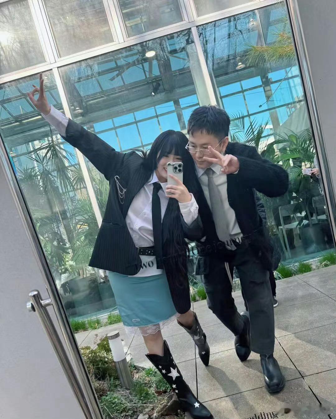 泫雅时隔四个月晒与龙俊亨合照泫雅在ins放大招，晒出和龙俊亨的合照。四个月没见这