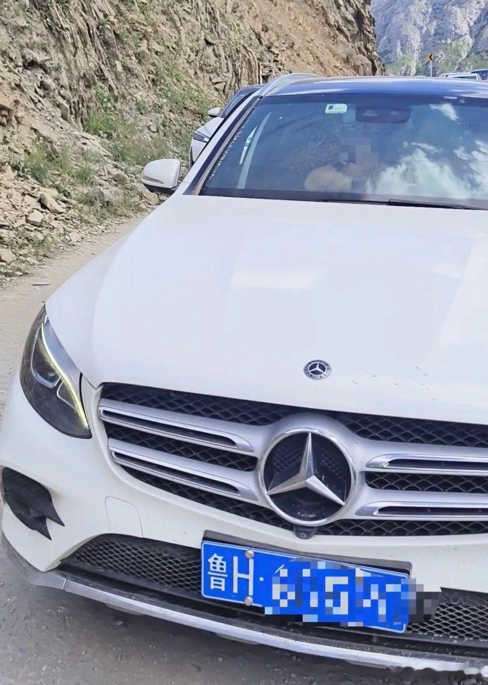 奔驰逆行逼停摩托车一旁是悬崖“摩托车遭逆行奔驰逼停，旁边就是百米悬崖！还被女司机
