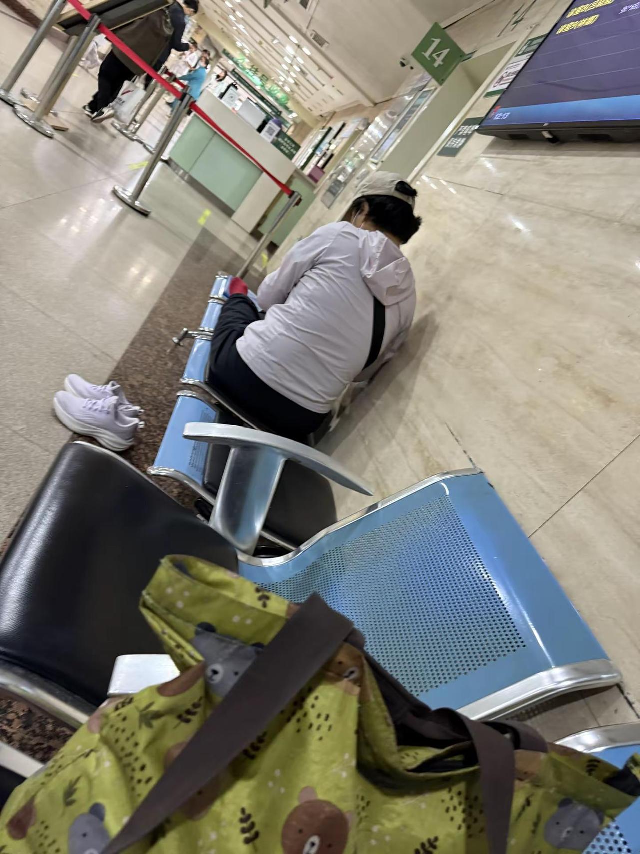 中国医大一院，一个人坐三个椅子，咋实现的。你真会图舒服一人占这么大面积，还脱了?