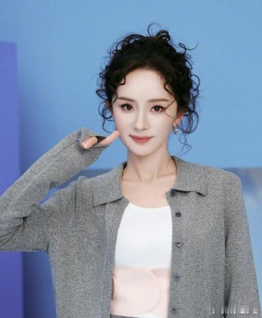 谁给杨幂做的发型杨幂直播中展示羊毛卷发型，大幂幂昔日的“黑长直”不见踪影。谁把女