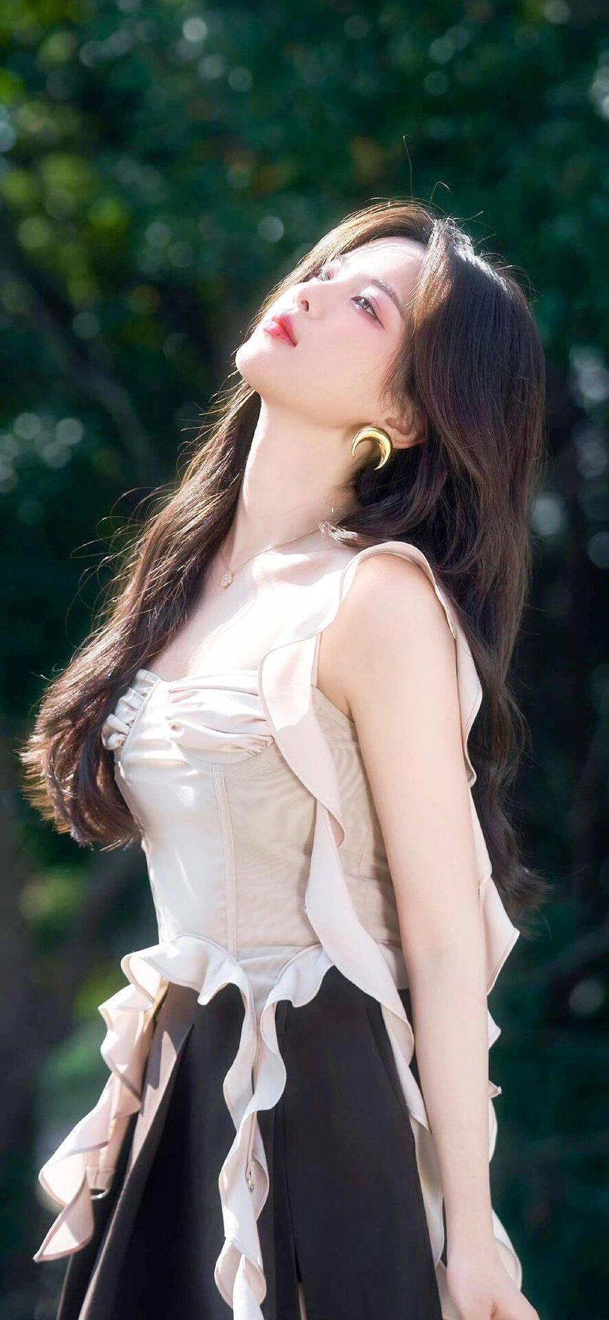 杨超越这么漂亮，身材曲线玲珑，气质也很好，比较大气，为什么很多人觉得她土呢？真的