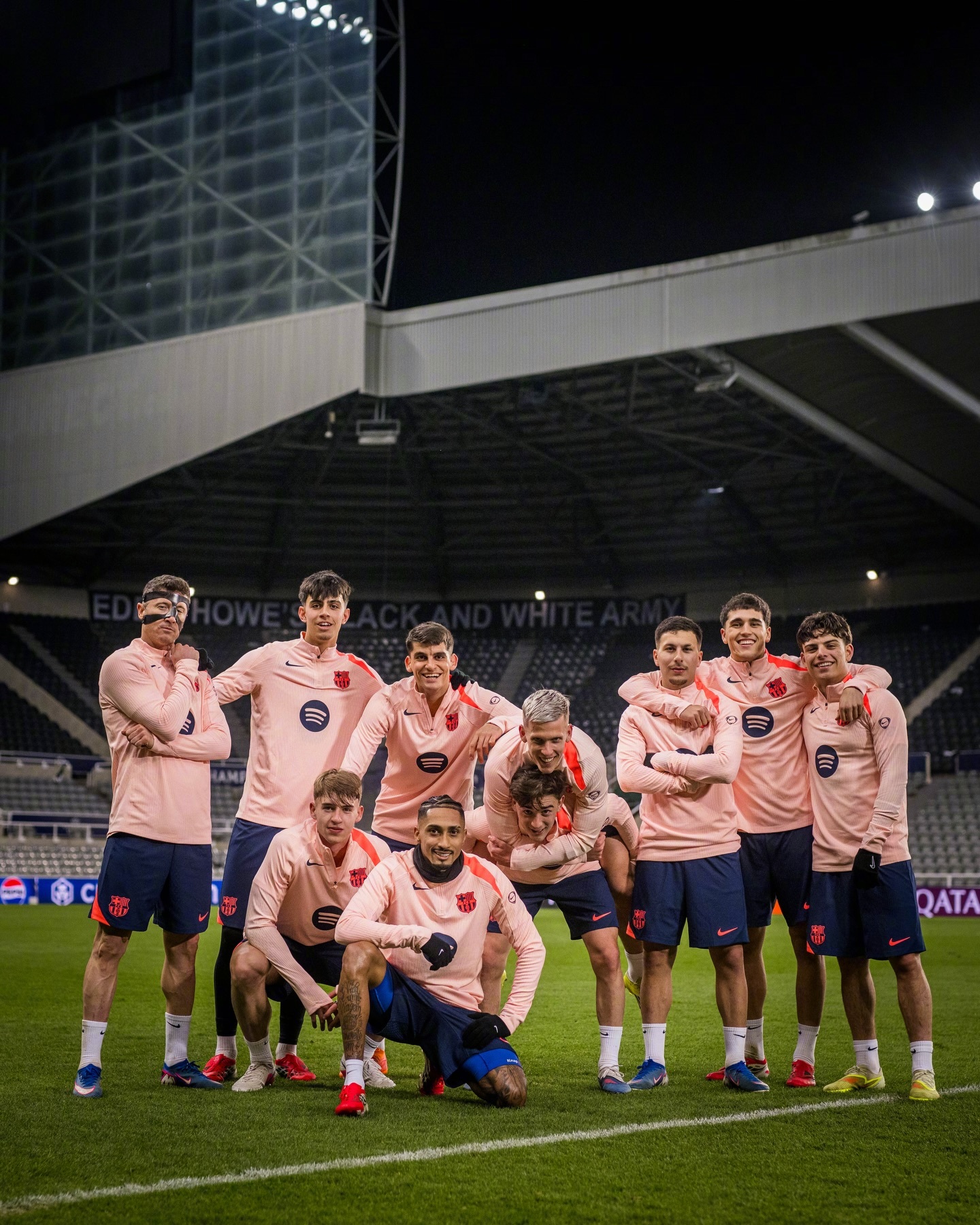 纽卡斯尔联vs巴萨 👣赛前圣詹姆斯公园球场的踩场训练！加维重回胜利小队～⚽专注