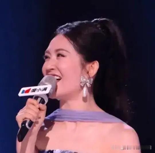 对于头条推出的上述话题，小编的观点很明确，那就是从没有听过谢娜唱的任何一首歌，更