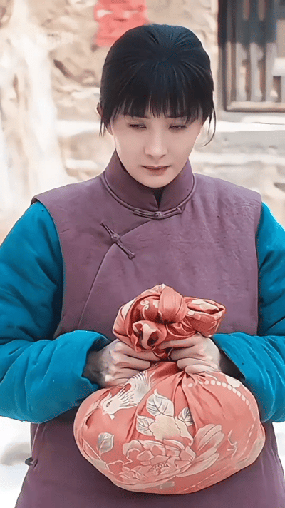 杨幂领衔主演的年代剧《生万物》登陆央视八套，首播即掀起收视狂潮——收视峰值强势突