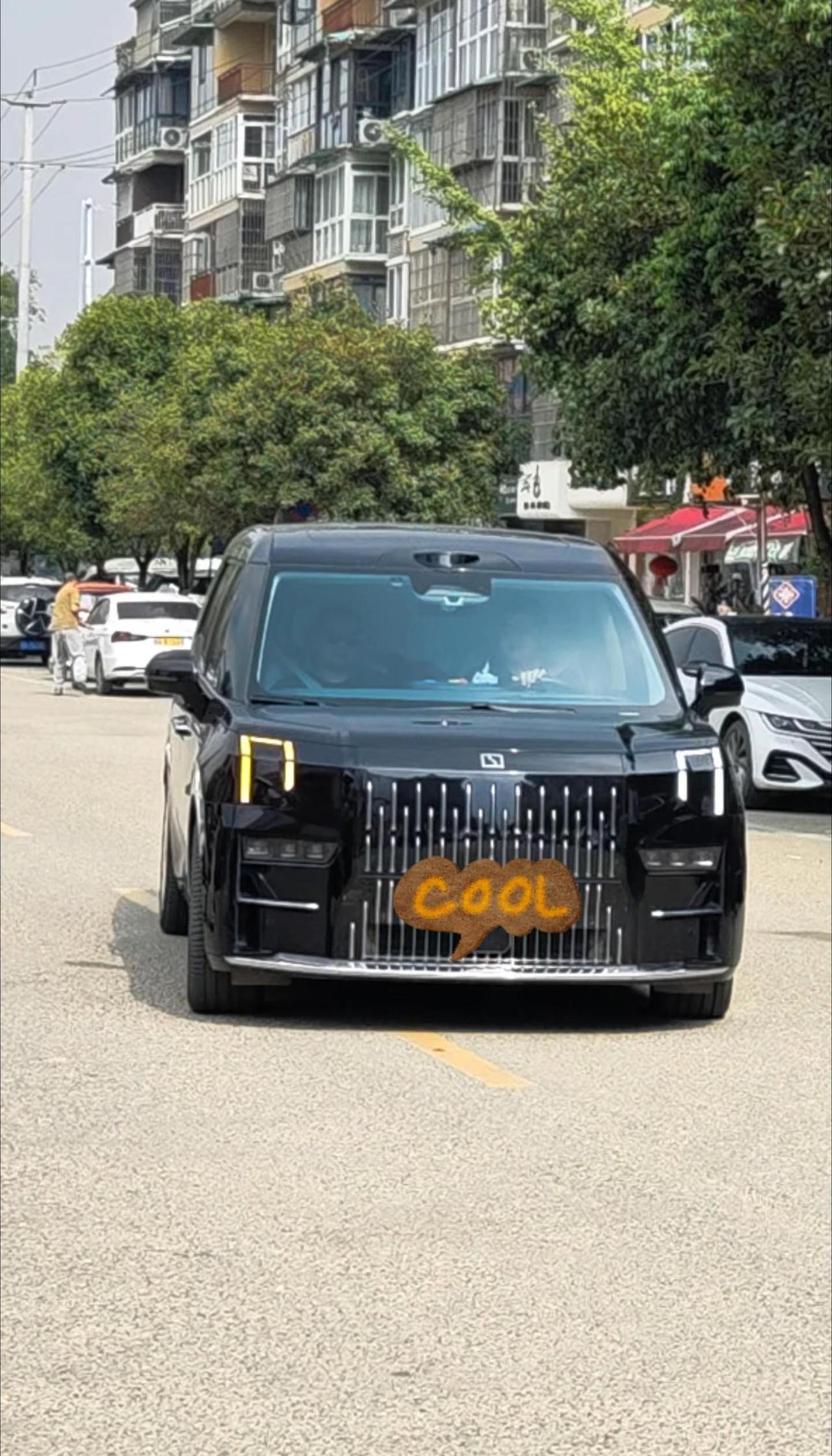 在成都想抽查一下黄景瑜有没有好好上班😂 看到了接送黄景瑜的车（黄景瑜和周哥都在