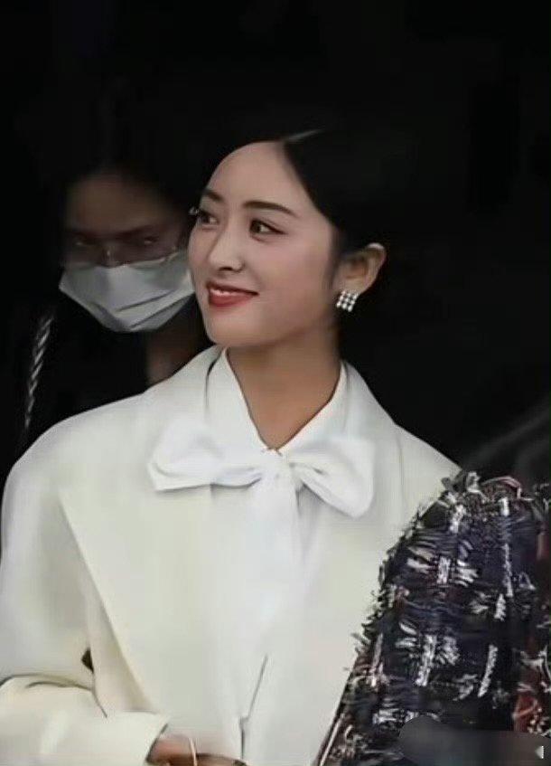 时隔三年双向奔赴！王鹤棣沈月录制你好星期六，互动细节满是回忆杀 