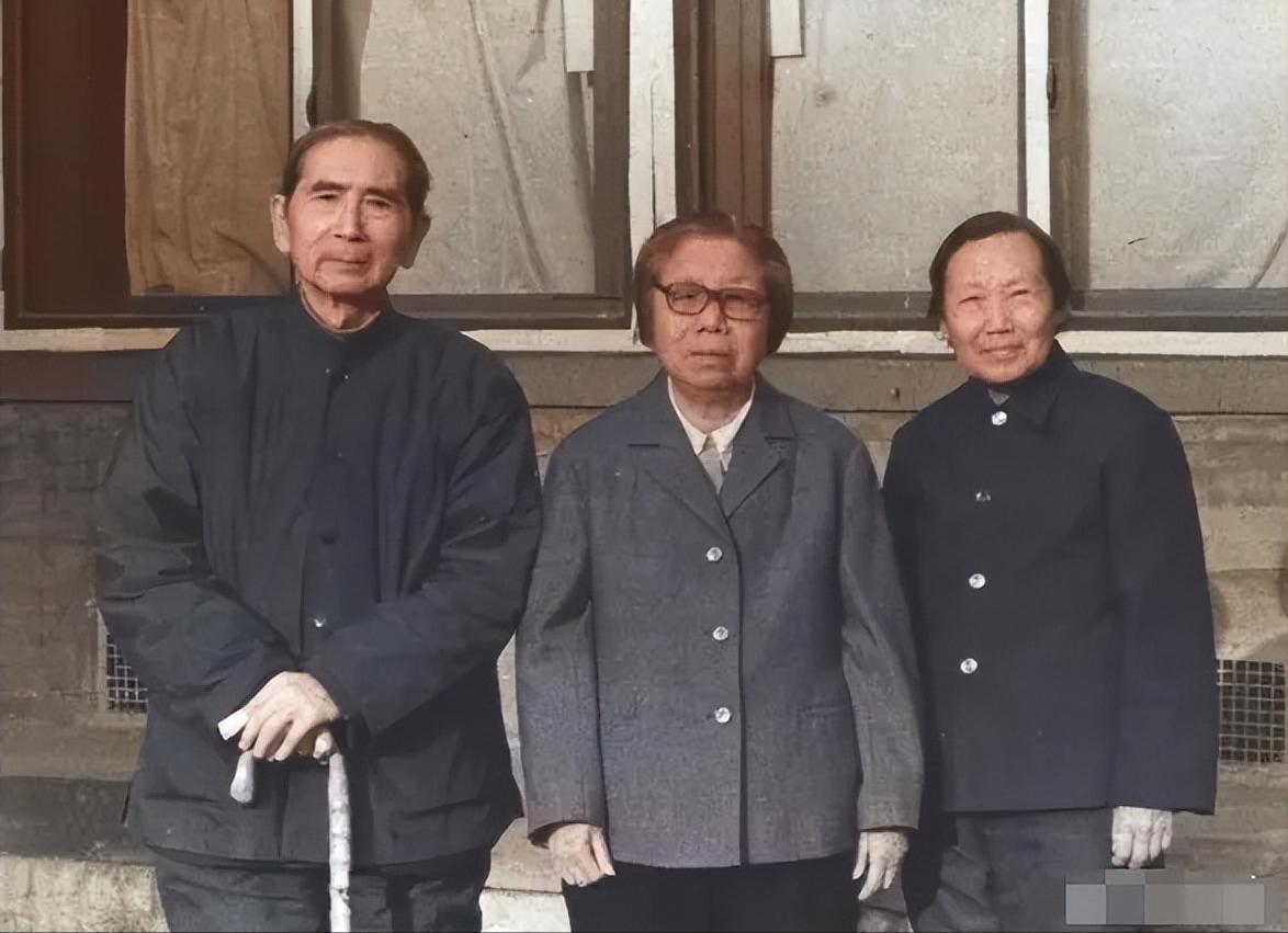 1982年，历经坎坷的周恩寿携妻子王士琴来到西花厅，与嫂子邓颖超留下了这张珍贵合