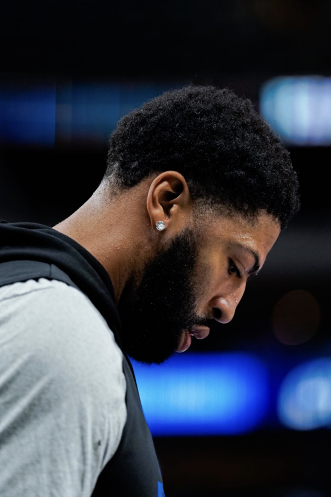 由于莱弗利休战，浓眉今天将担任首发5号位 安东尼戴维斯[超话] ​​​