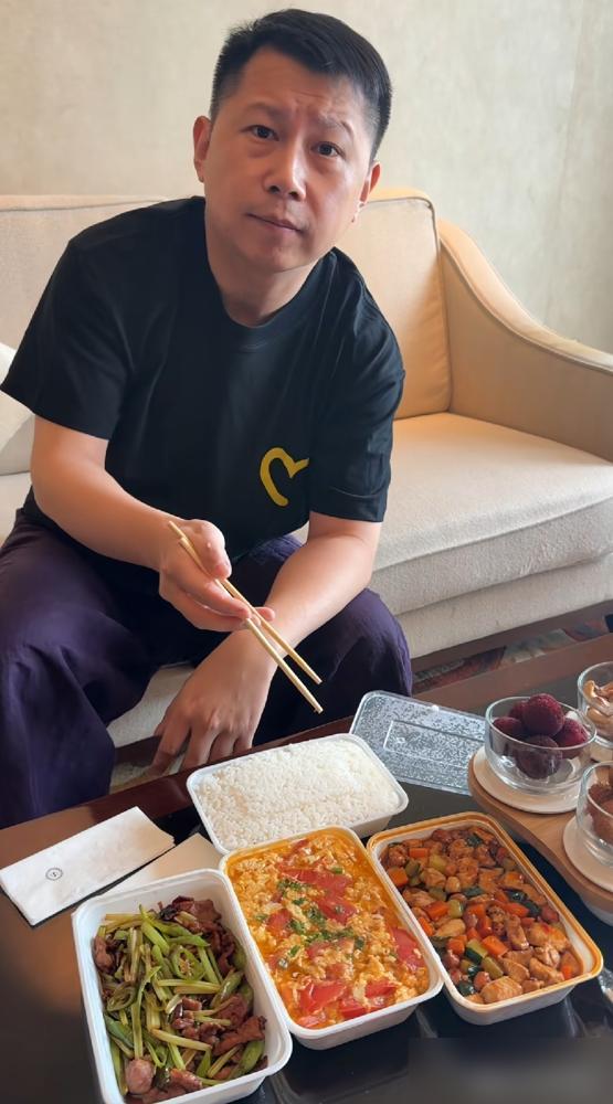 何云伟这顿外卖，把相声圈的体面砸了。

人在常州演出嫌天热，他就缩在酒店点了三个