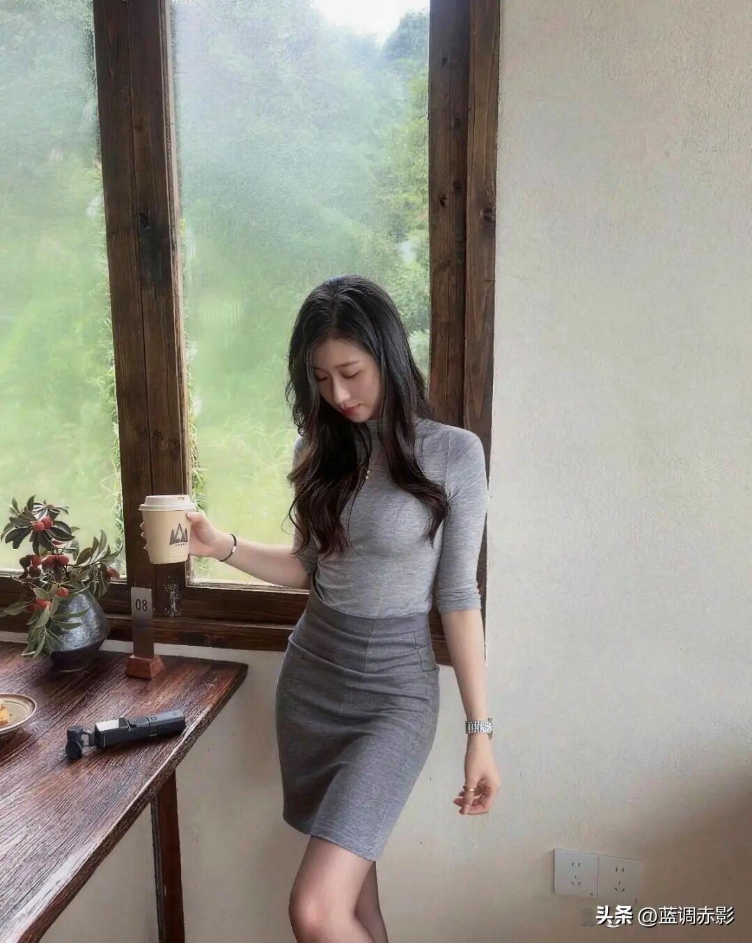 窗边小憩，享受宁静的午后时光。