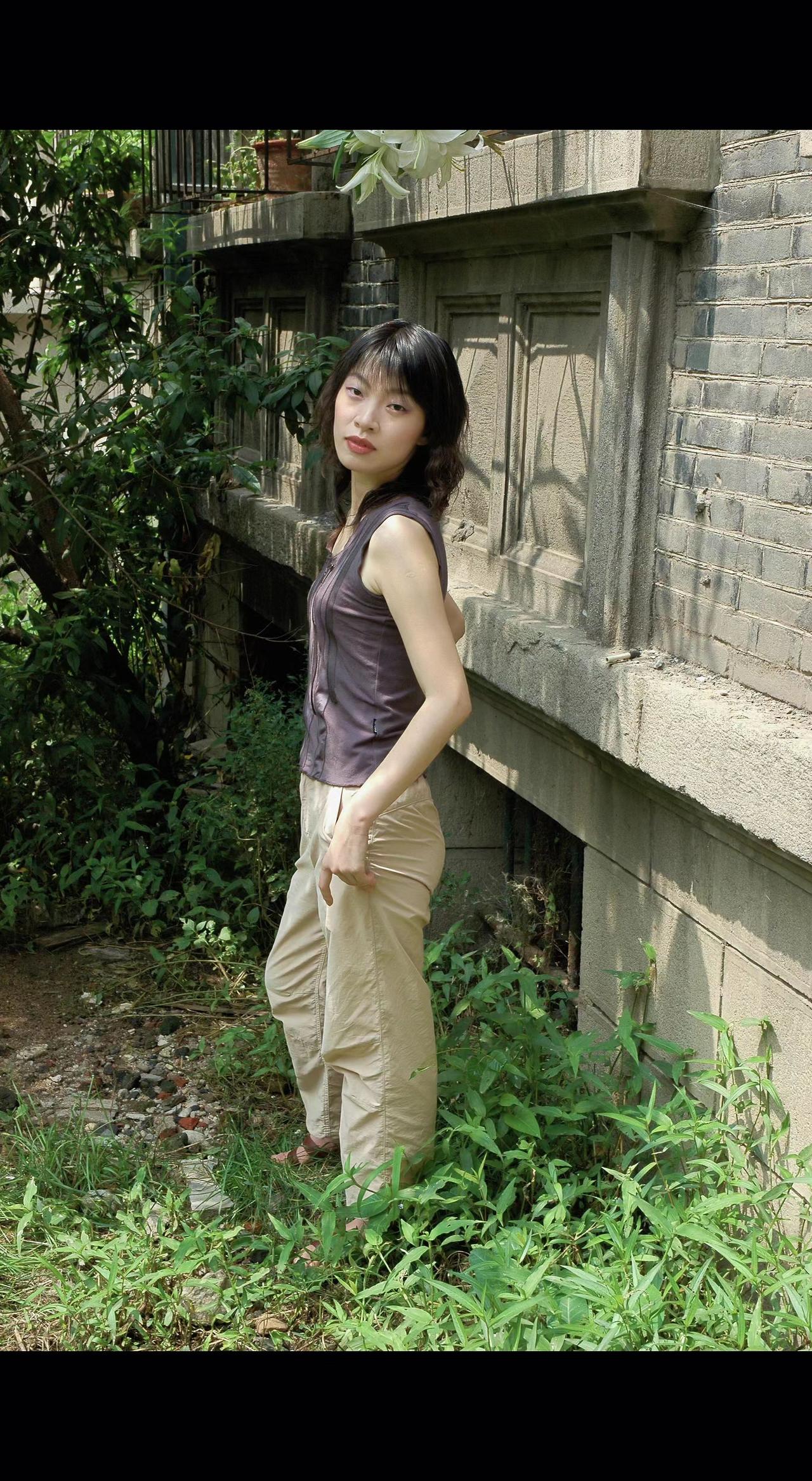 🌿老墙爬满光阴的藤蔓，她站成夏天的逗号🍃。斑驳光影里，青春是未拆封的旧信笺?