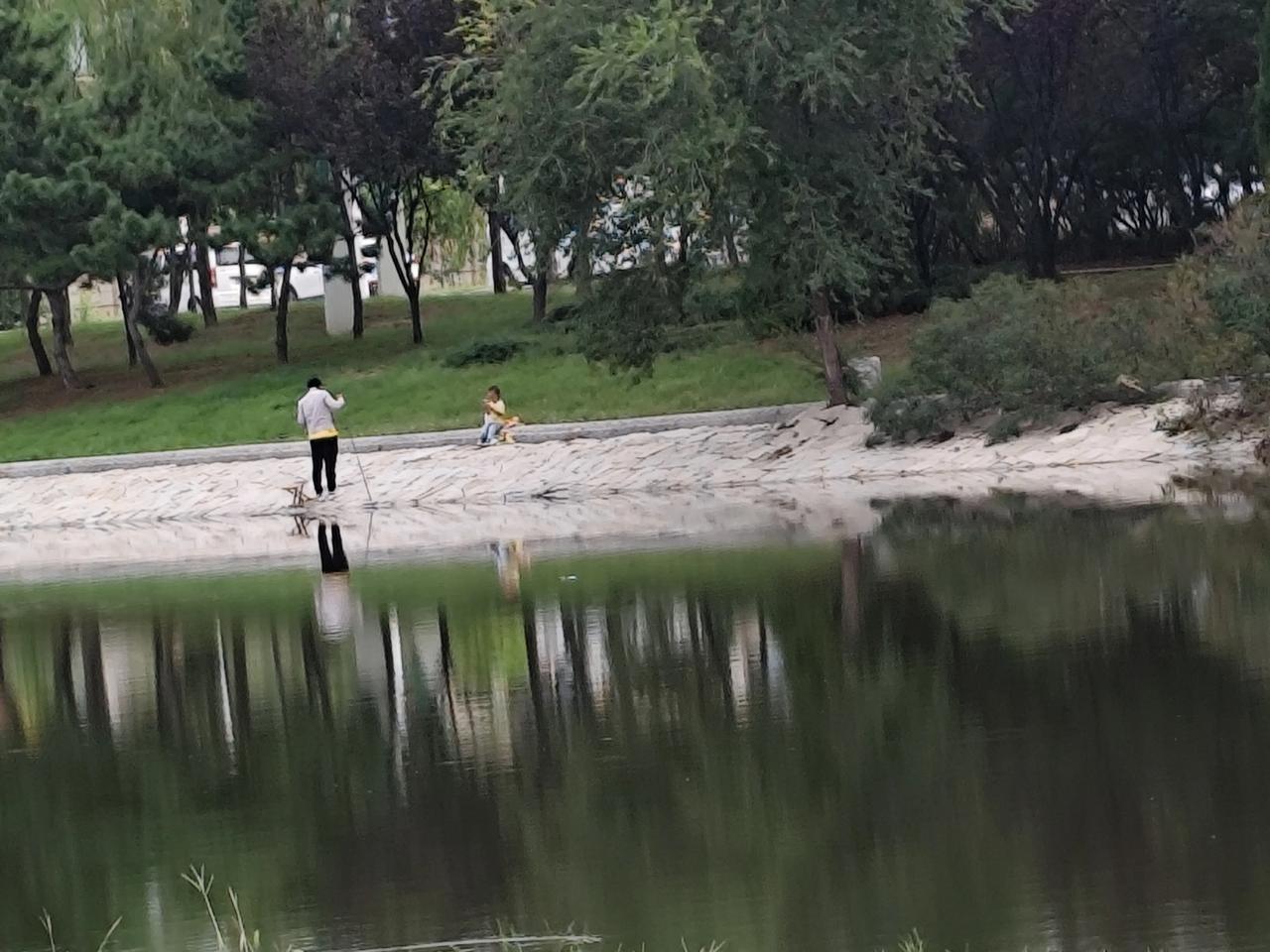 如果子女跟他反目，是不是还要背着不孝的罪名！

小区后面就是一条河，每天钓鱼的人