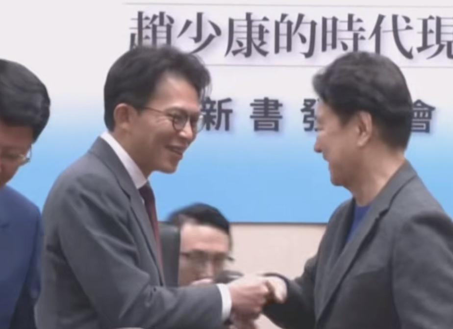 赵少康出新书，把自己年龄当成书的名字。叫“七十少年”😂
✅现场很多大咖来捧场，