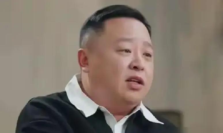 阎鹤祥退社传言刷屏，我刷到那条字幕视频差点信了。

画面里他后台擦汗，字幕配着大