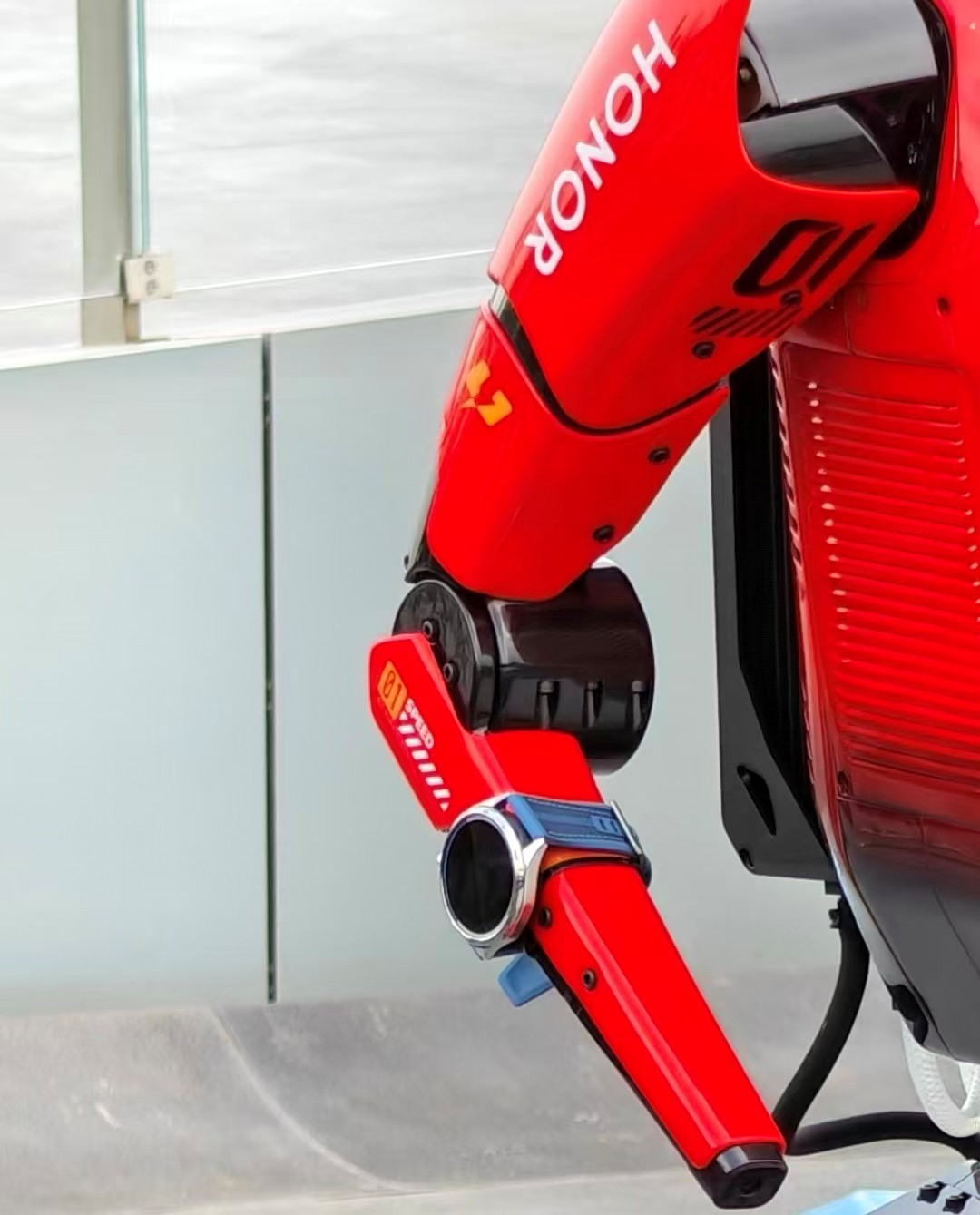 荣耀今年真的是太猛了，先有北京亦庄机器人马拉松打破人类半马最好记录，用时仅50分