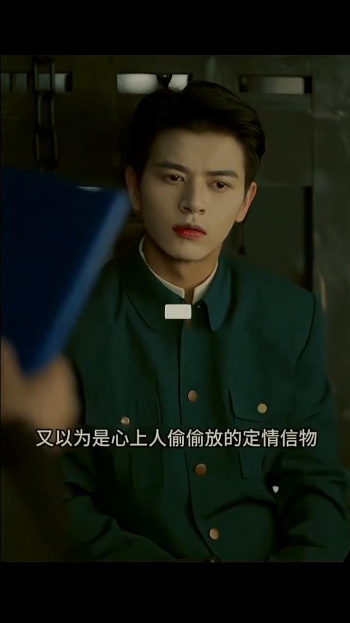 他是南城首富的独子，却对一名日本女间谍爱的发狂。对方伪装成南城大学的老师潜伏，为