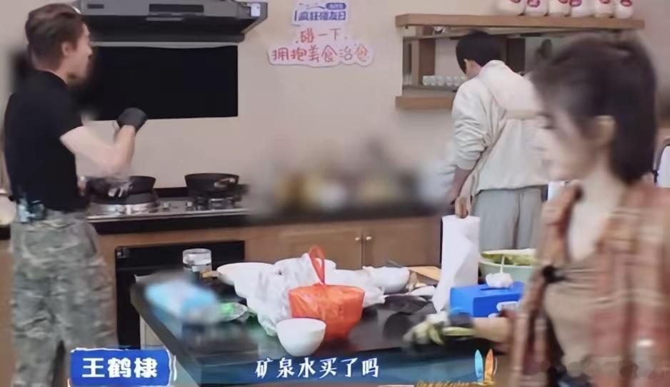 王鹤棣疑惑吴泽林为何没买回矿泉水，直言超市里理应随处可见。吴泽林无奈解释，店里确