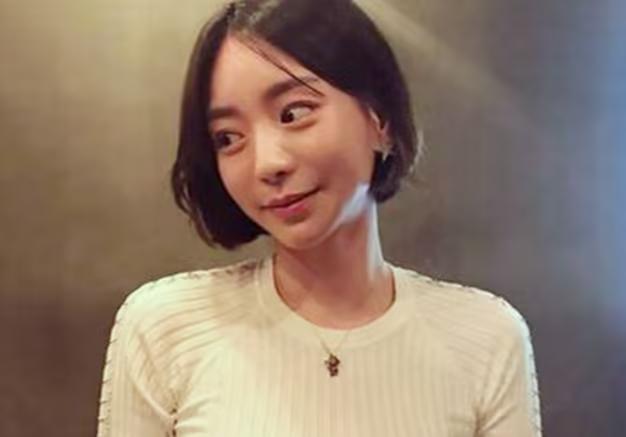 住豪宅，天天聚会吃喝
你管这叫逃亡？
近日，韩国财阀千金大小姐黄荷娜被国际刑警发