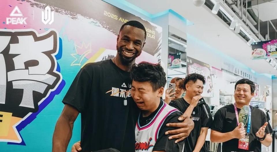 上一次见到自己偶像痛哭流涕的球迷，应该还是科比球迷吧？ ​​​