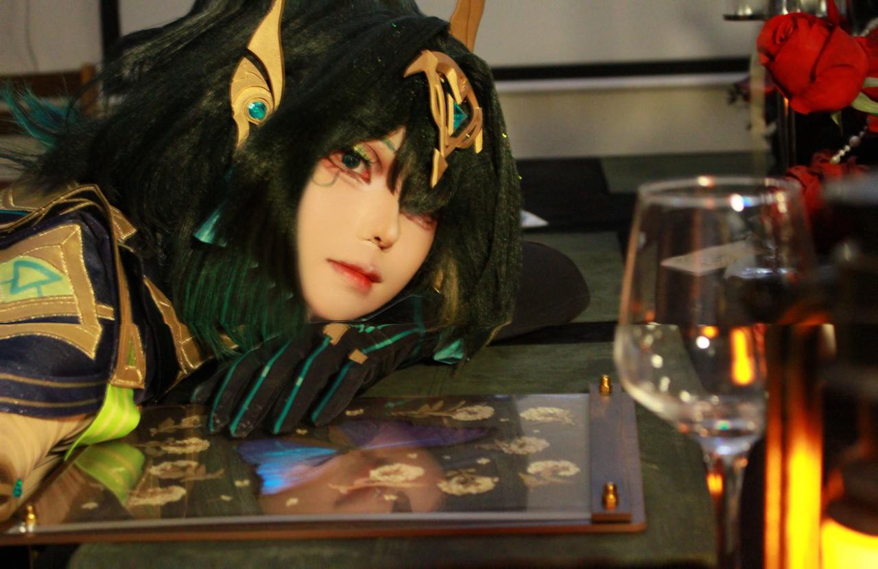 灯红酒绿的欲望，交织着五彩斑斓的梦想。
诱惑着自己为是的灵魂，在纸醉金迷中沉沦。