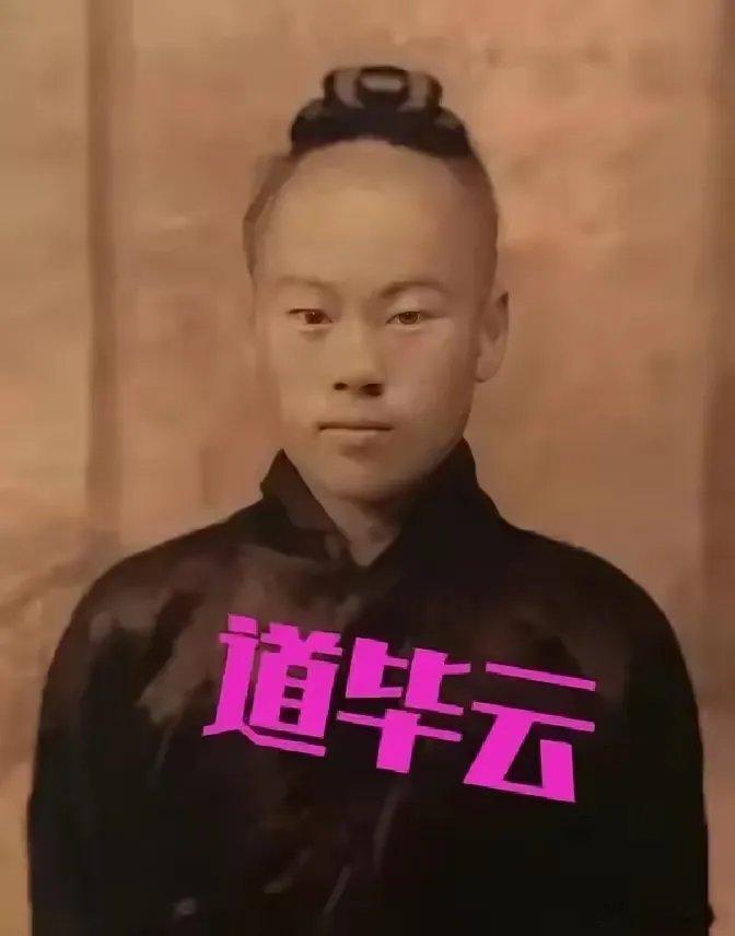 1938年，道士毕云路过日军哨卡时，因为没有向日军鞠躬，被打得半死，几天后，他从