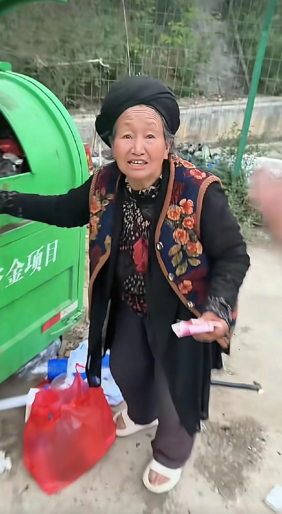 一位老人正在路边的垃圾桶里，翻捡废品，开车路过的陌生男子，一个举动让人感动暖心了