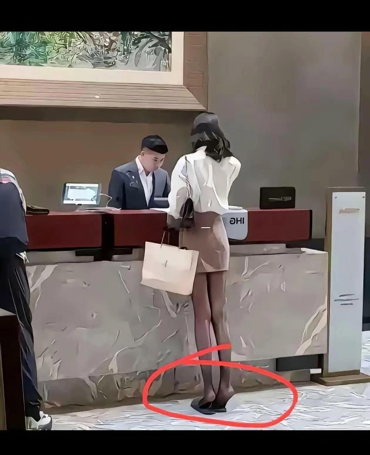 这是高跟鞋穿习惯了的后遗症吗？感觉这个女孩也不矮，没必要踮起脚 