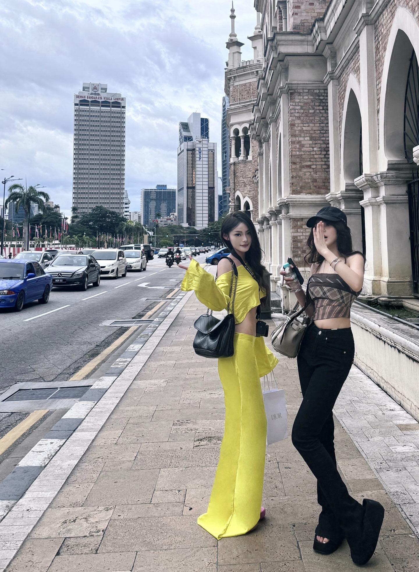 在重逢的街头 心跳比我先认出你