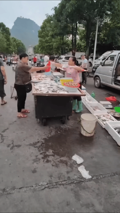 现在摆地摊竞争也这么大吗？经常看到抢摊位的争吵，甚至动手的。这两家卖鱼的也是在抢