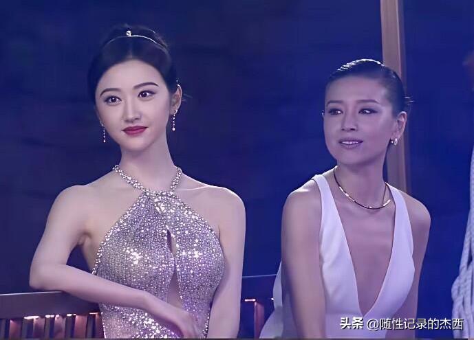 三位女明星里，朱珠最有气质，董洁演技最好，旁边的景甜身材完美，肌肤细腻红润，看起