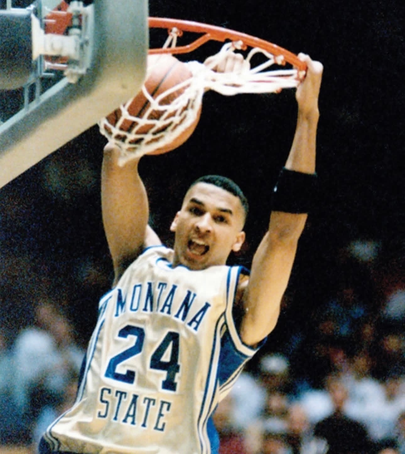 他是谁？Images via shahinourian 