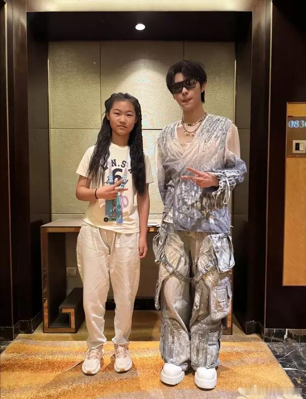 岳云鹏带女儿参加音乐节，13岁岳麓一五官长得像爸。 ​​​