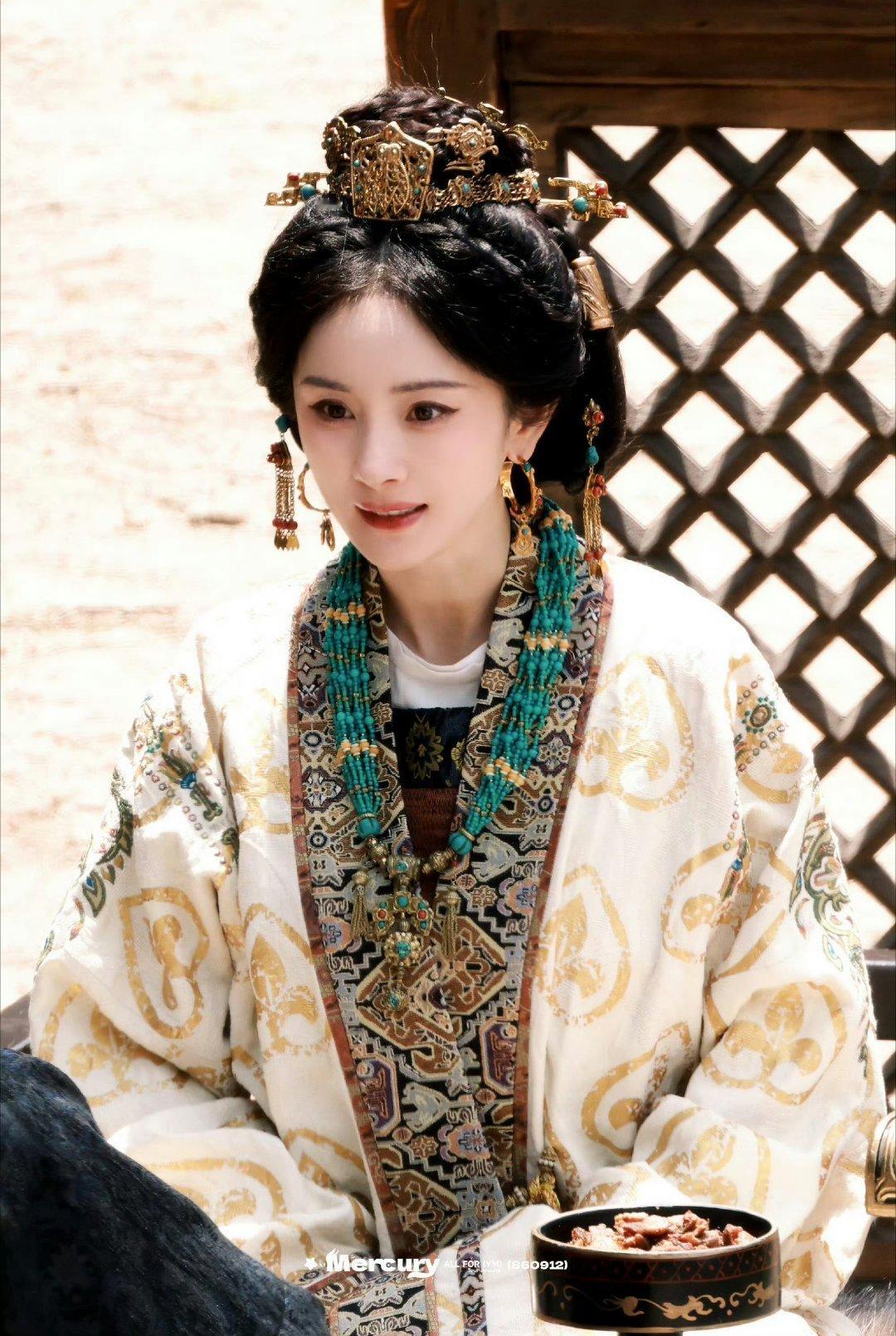 杨幂脸上烫伤还没好幂宝好好休息，注意身体这样，演员杨幂才能多多为我们带来好作品 