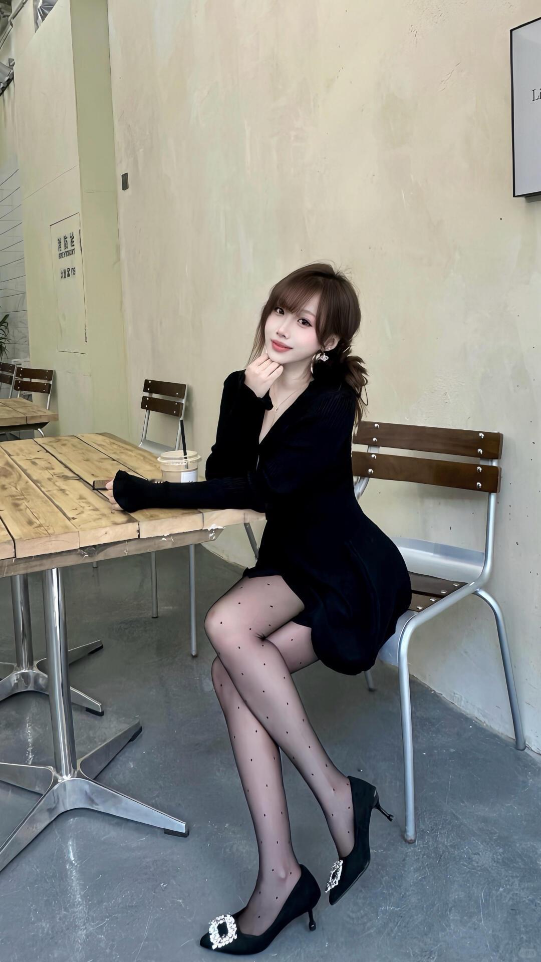 黑色连衣裙搭配珍珠点袜，优雅又时尚！穿搭 怎样穿搭让自己更美 穿搭如何自带高级感