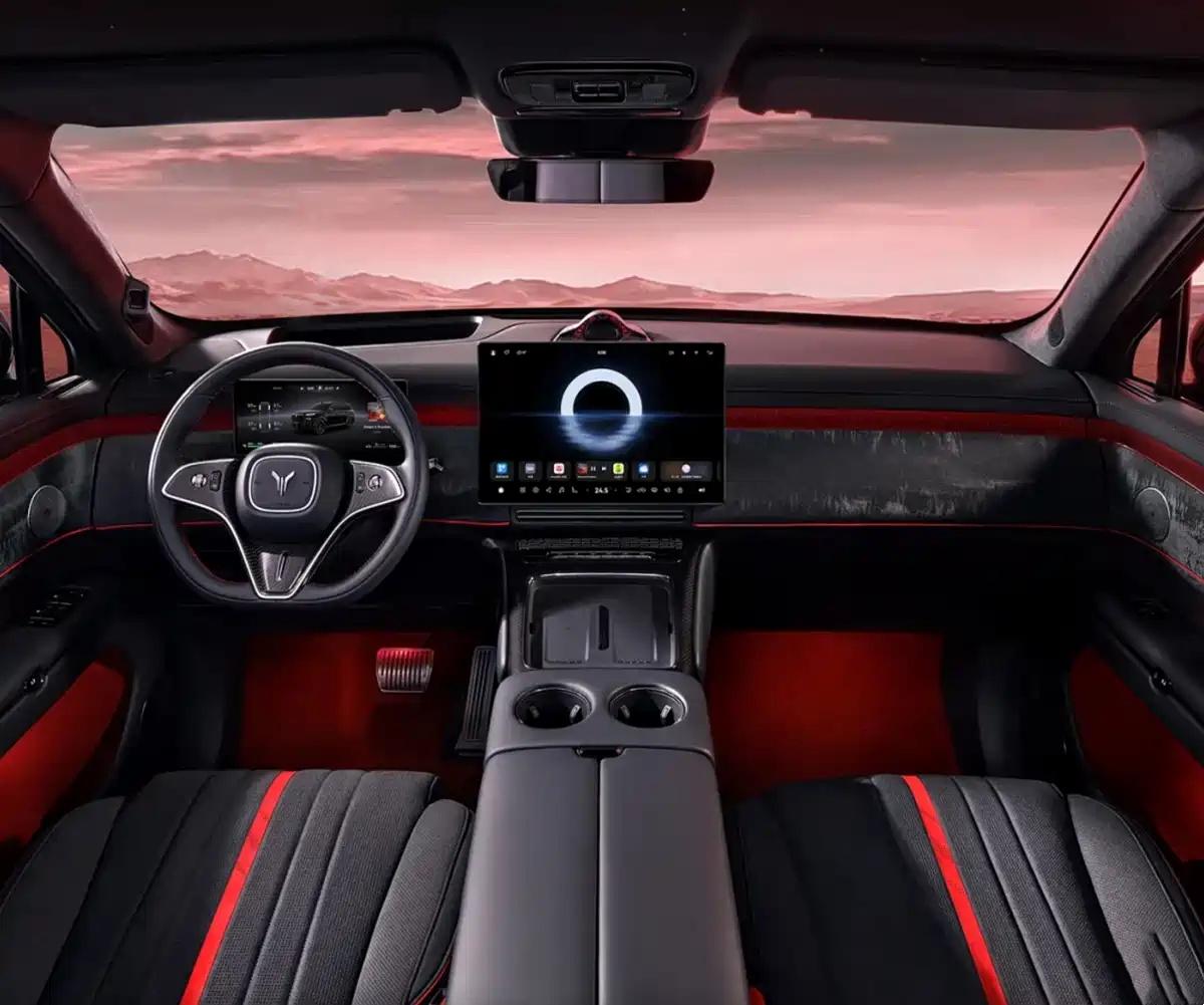 懂车之道讯近日，岚图汽车官方发布了岚图泰山黑武士车型的内饰官图。新车定位大型SU