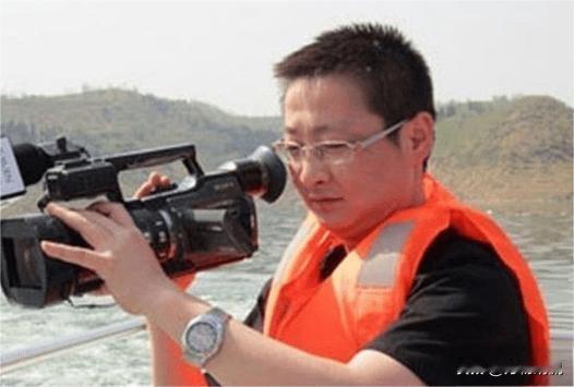 2011年，揭露地沟油内幕的英雄记者，3天后的深夜被混混拦路抢劫，一连被砍十多刀