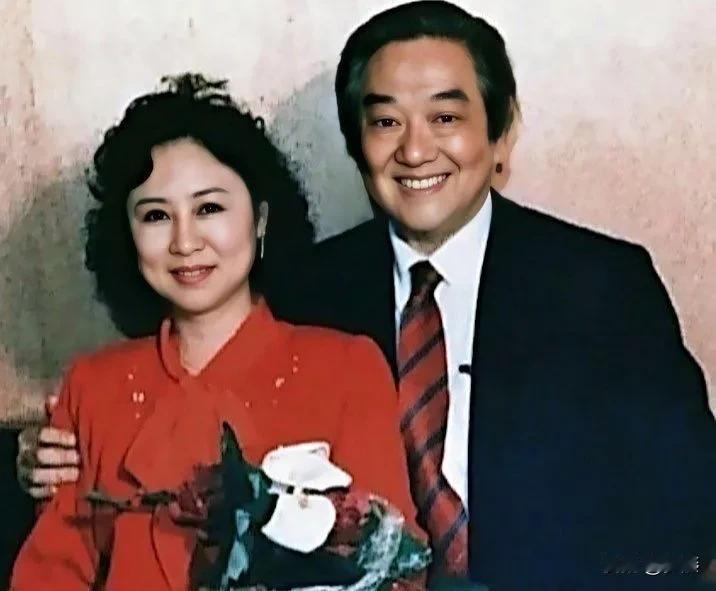 在她所构建的世界里，爱情是纯粹的、炽热的、可跨越重重障碍的。然而，随着时代的变迁