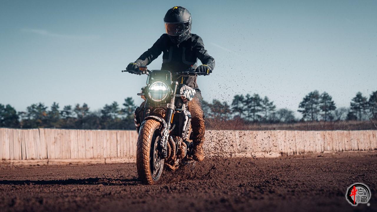 #Husqvarna胡斯瓦纳黑箭801够不够复古#
Husqvarna胡斯瓦纳，