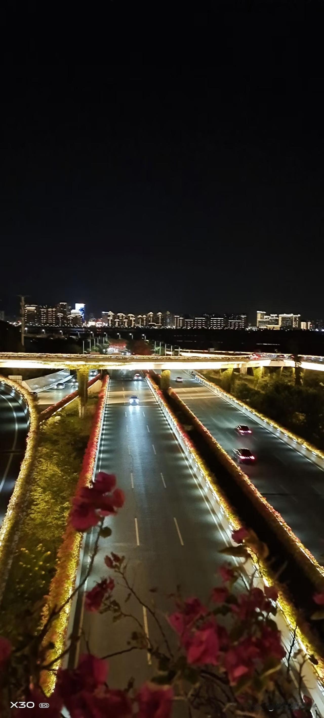 泉州后渚大桥横跨洛阳江，连接丰泽区与惠安县。它全长4.343公里，主桥长2098