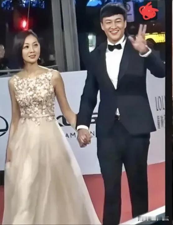 台湾演员何润东与妻子出席活动，两人手牵手步入现场，甜密而温馨，两人爱意满满，真是