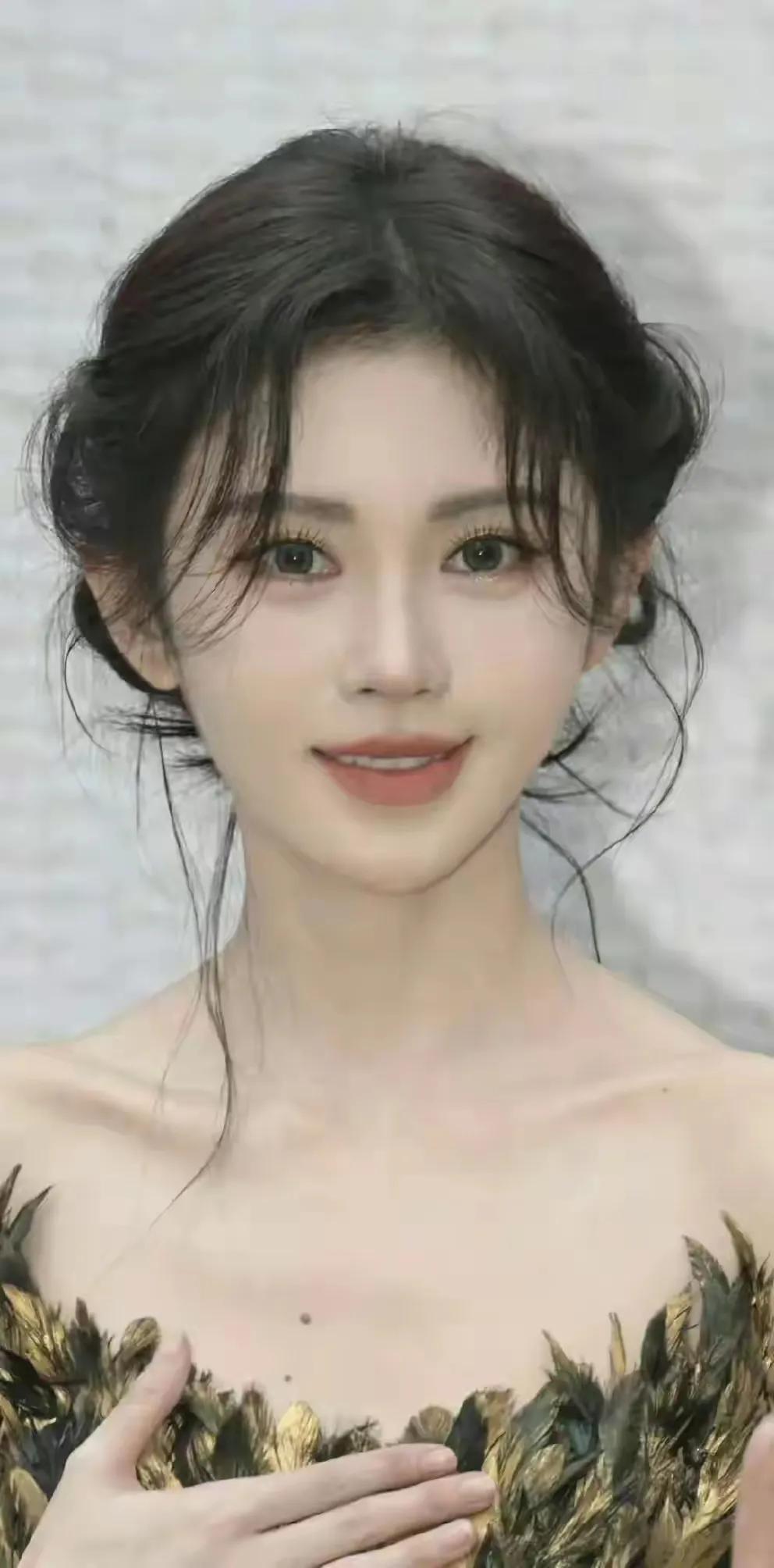 晃眼一看，我还以为看到了范冰冰，四千年美女好像有点哪里不一样。与丝芭传媒解约后是