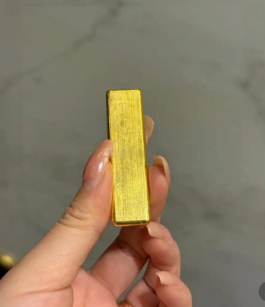 上午买黄金的人，现在估计脸都要笑烂了吧，早上金价973一克，但现在已经涨破了98