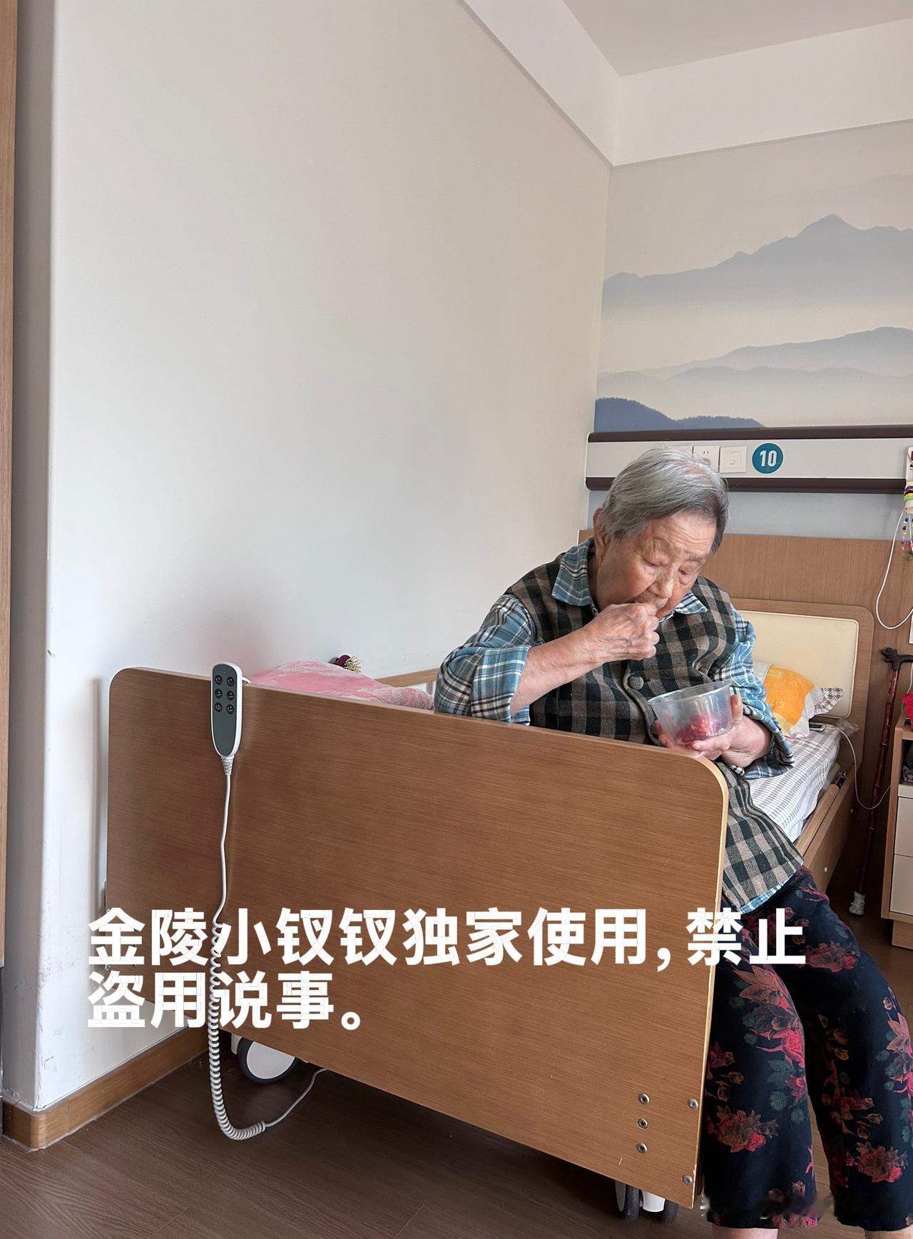 老了真的很无奈！

昨天去看老妈，这次没给她带水果，她那里每天发水果，我姐俩每次