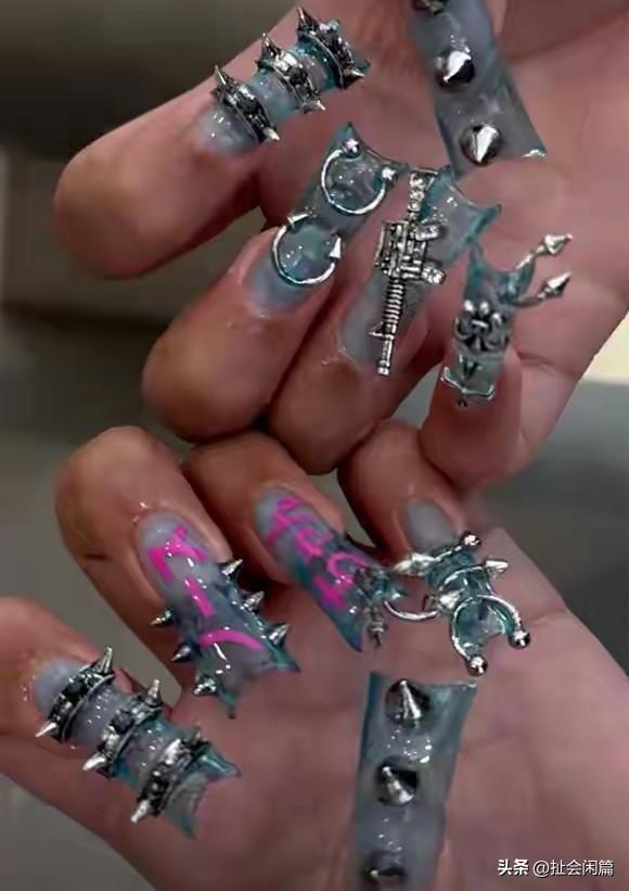 金卡戴珊12岁的女儿小西北，又出来引领了一种新风尚，就是在美甲美脸美牙上，不停的