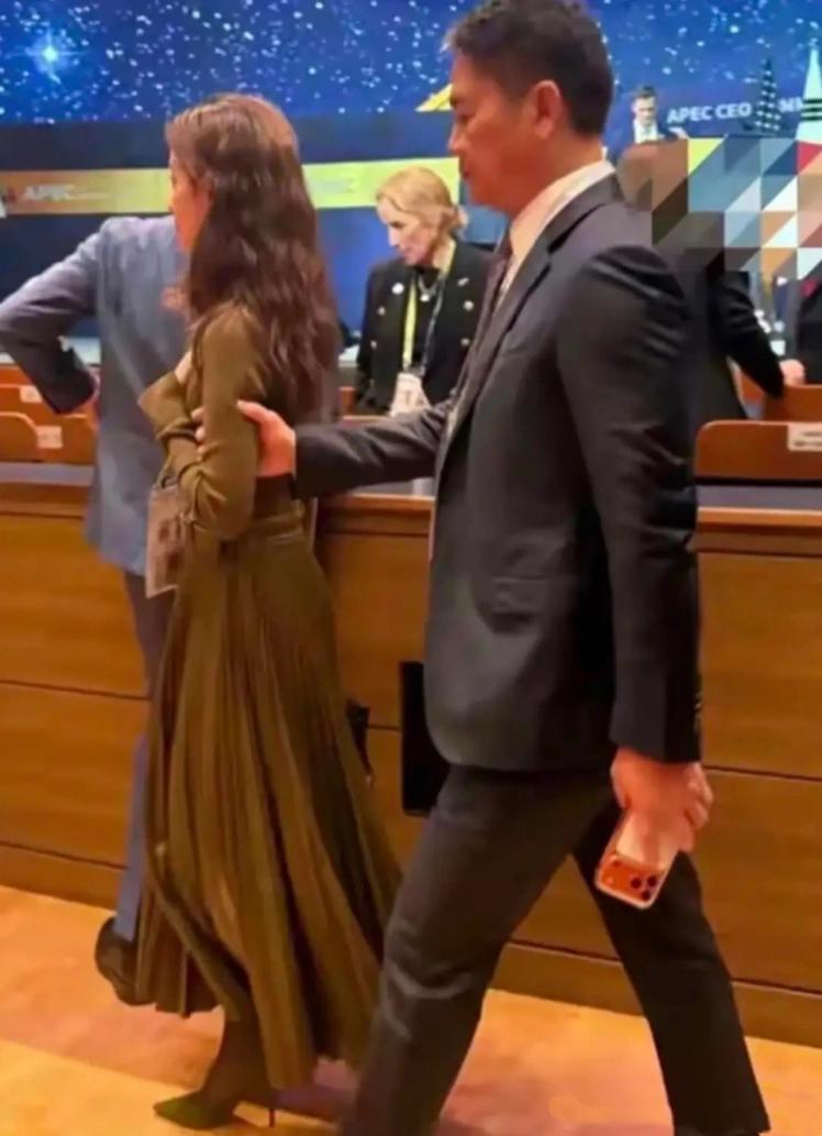 章泽天韩国开会，长裙配短靴精致洋气，小外套披肩气场十足