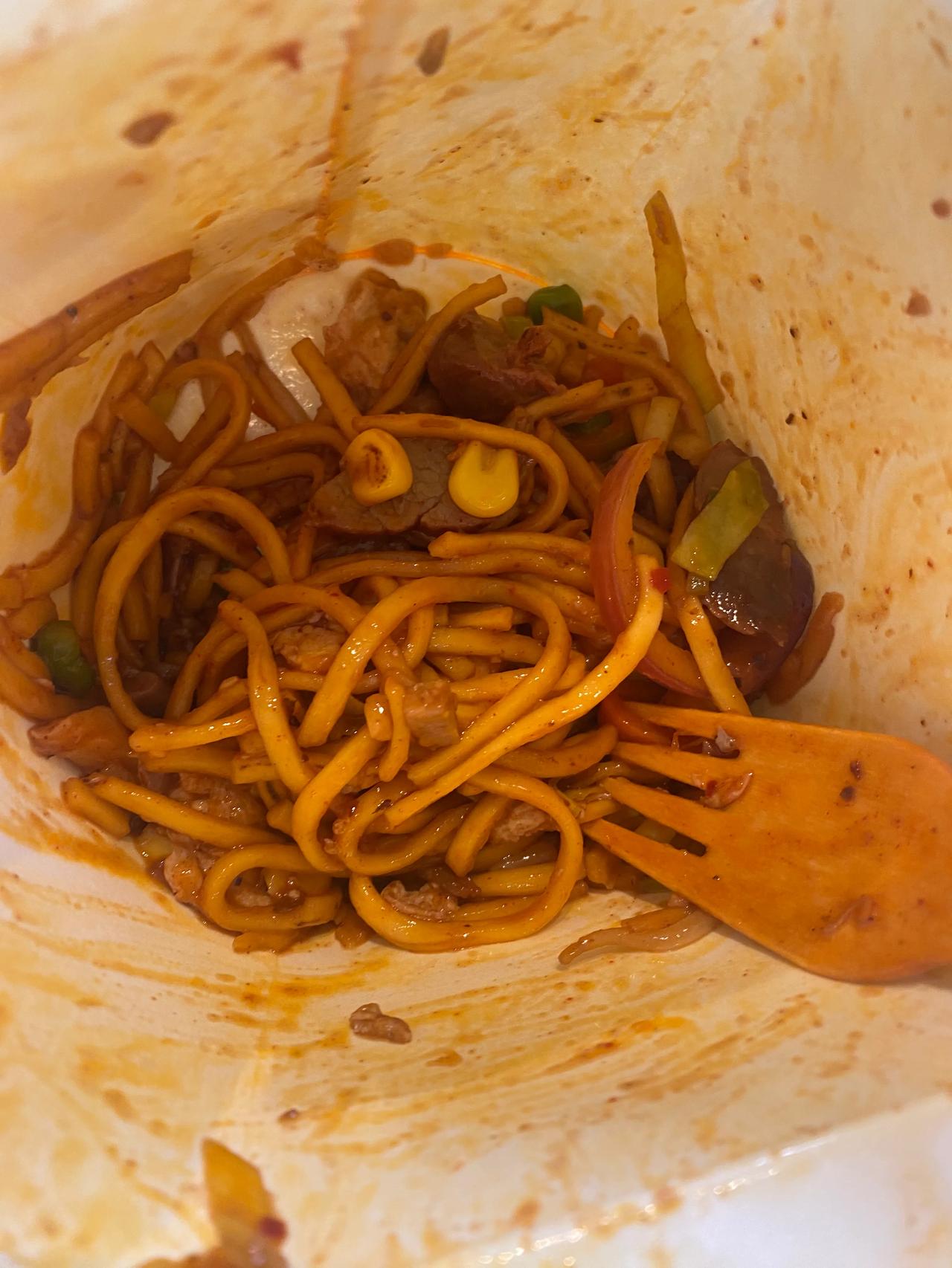 买了一碗英国的四川炒面，人民币100 元，英国口味！